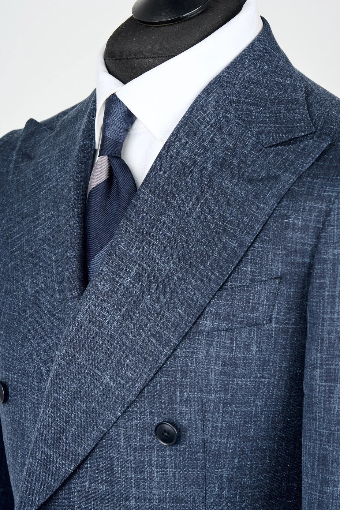 New SUITREVIEW Elmhurst Storm Blue Wool, Silk and Linen Loro Piana DB Suit - Size 34R (Final Sale)