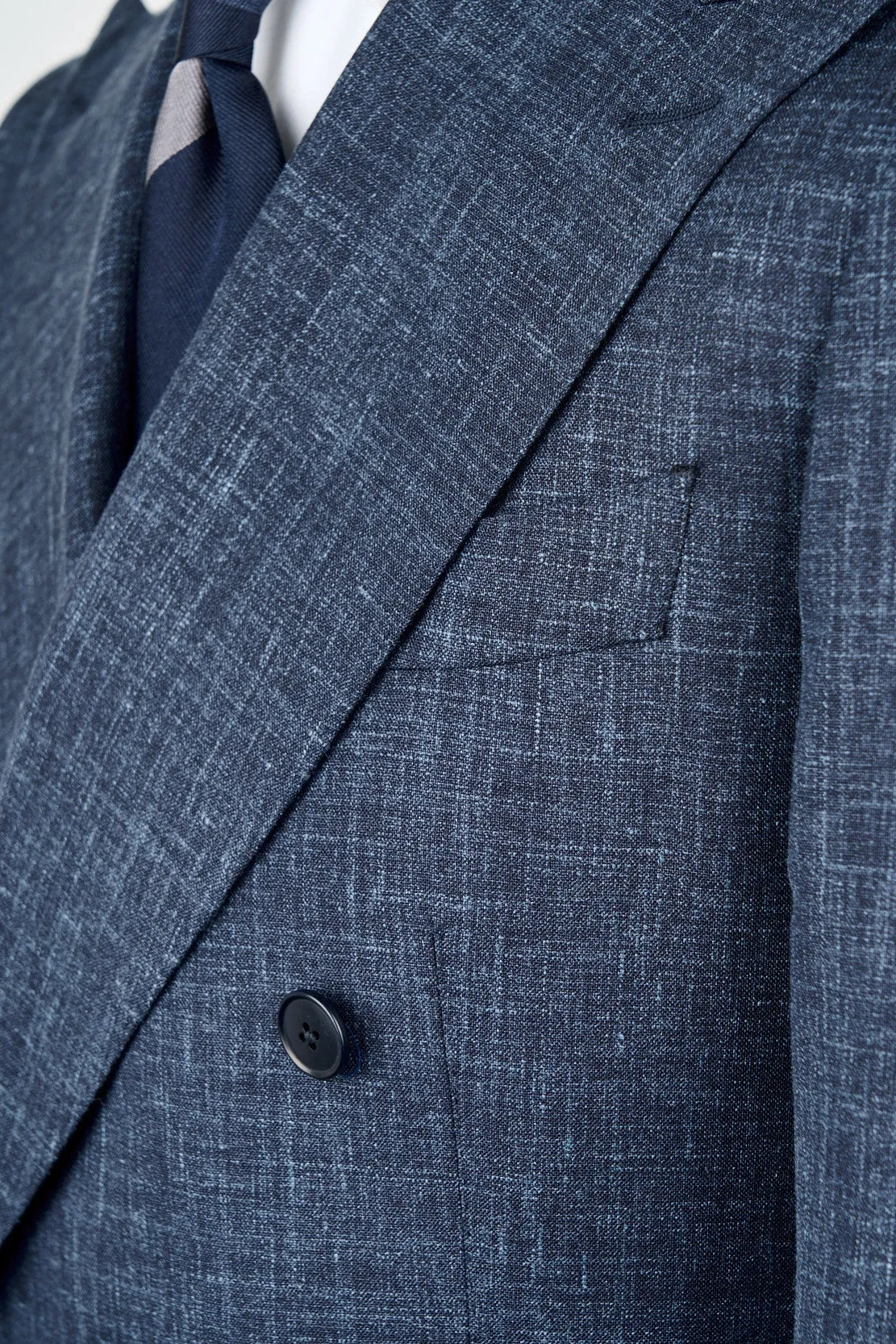 New SUITREVIEW Elmhurst Storm Blue Wool, Silk and Linen Loro Piana DB Suit - Size 34R (Final Sale)