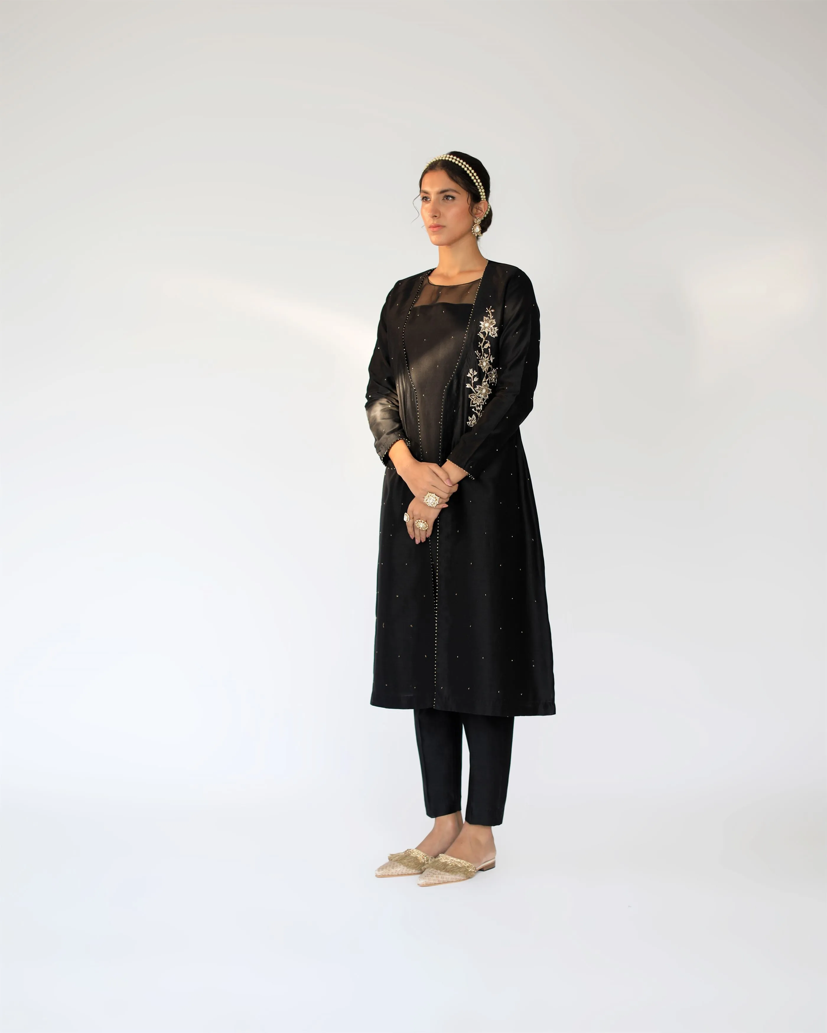Shikha Mehta Ruth Black Zadie Cape Set Silk Organza Muslin Silk Silk Chanderi Black Hana Ss21F-Bc