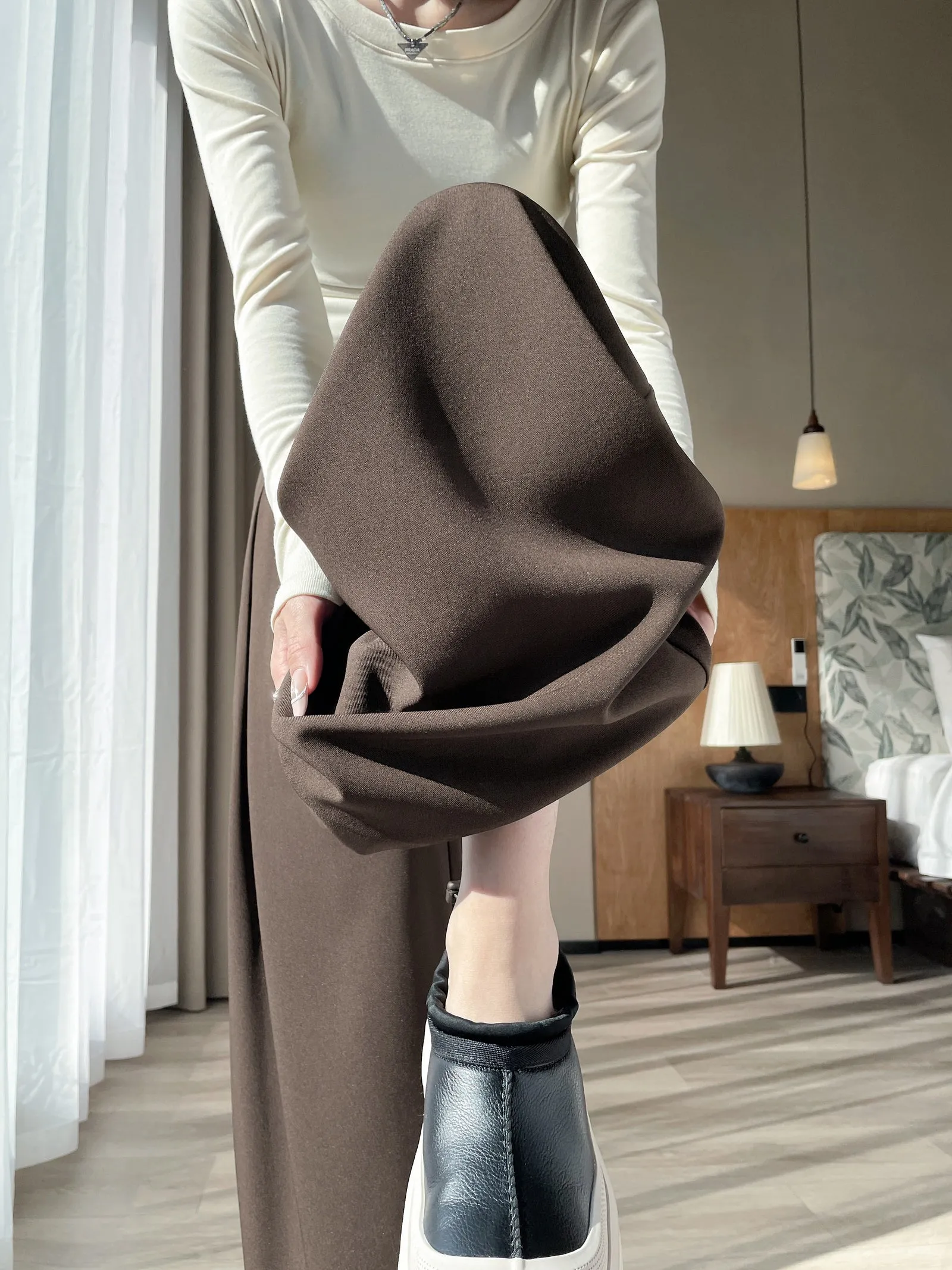 Soft and Wrinkle-Resistant Pleated Pants with a Belted-Waisted Design