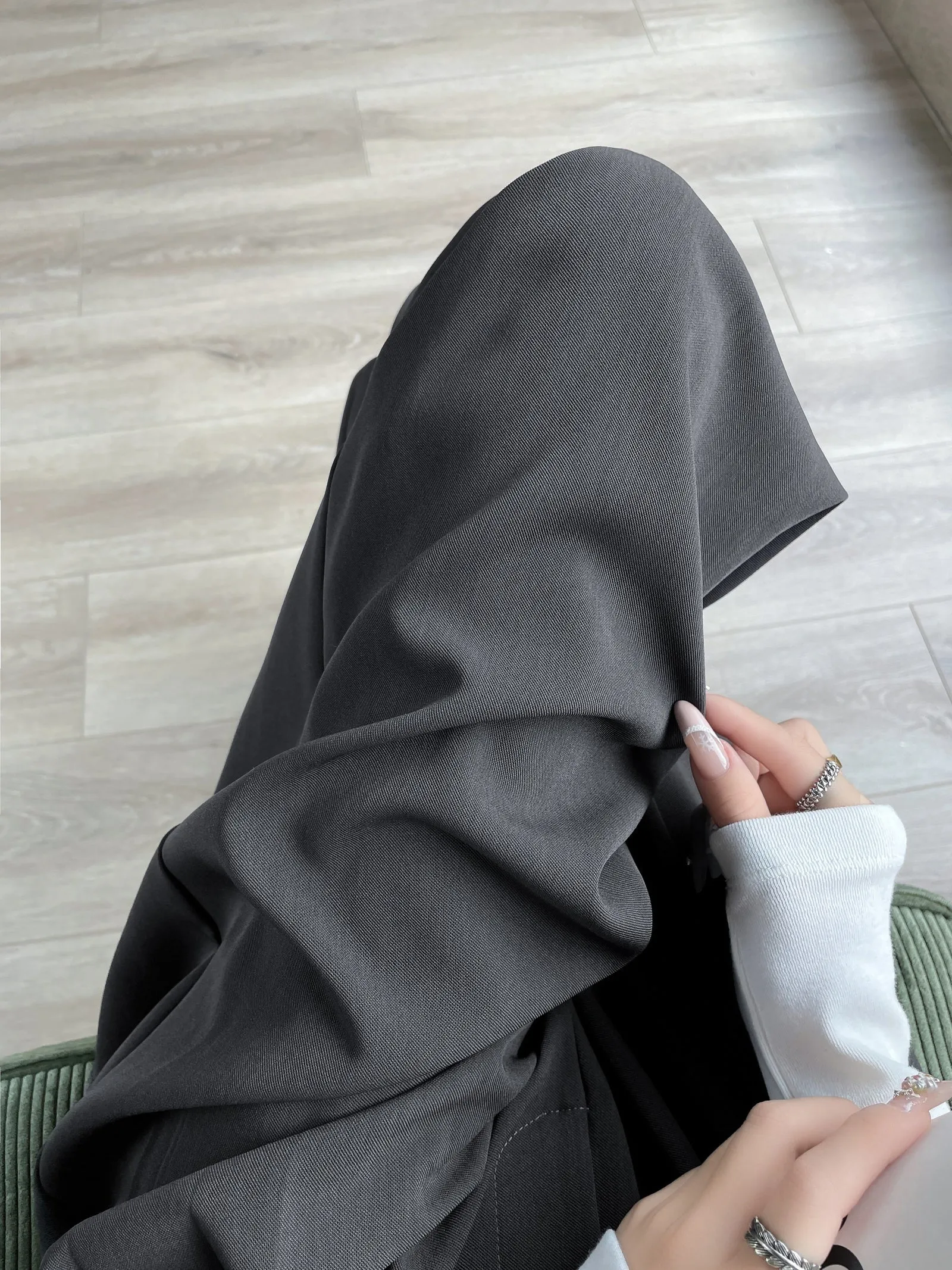 Soft and Wrinkle-Resistant Pleated Pants with a Belted-Waisted Design