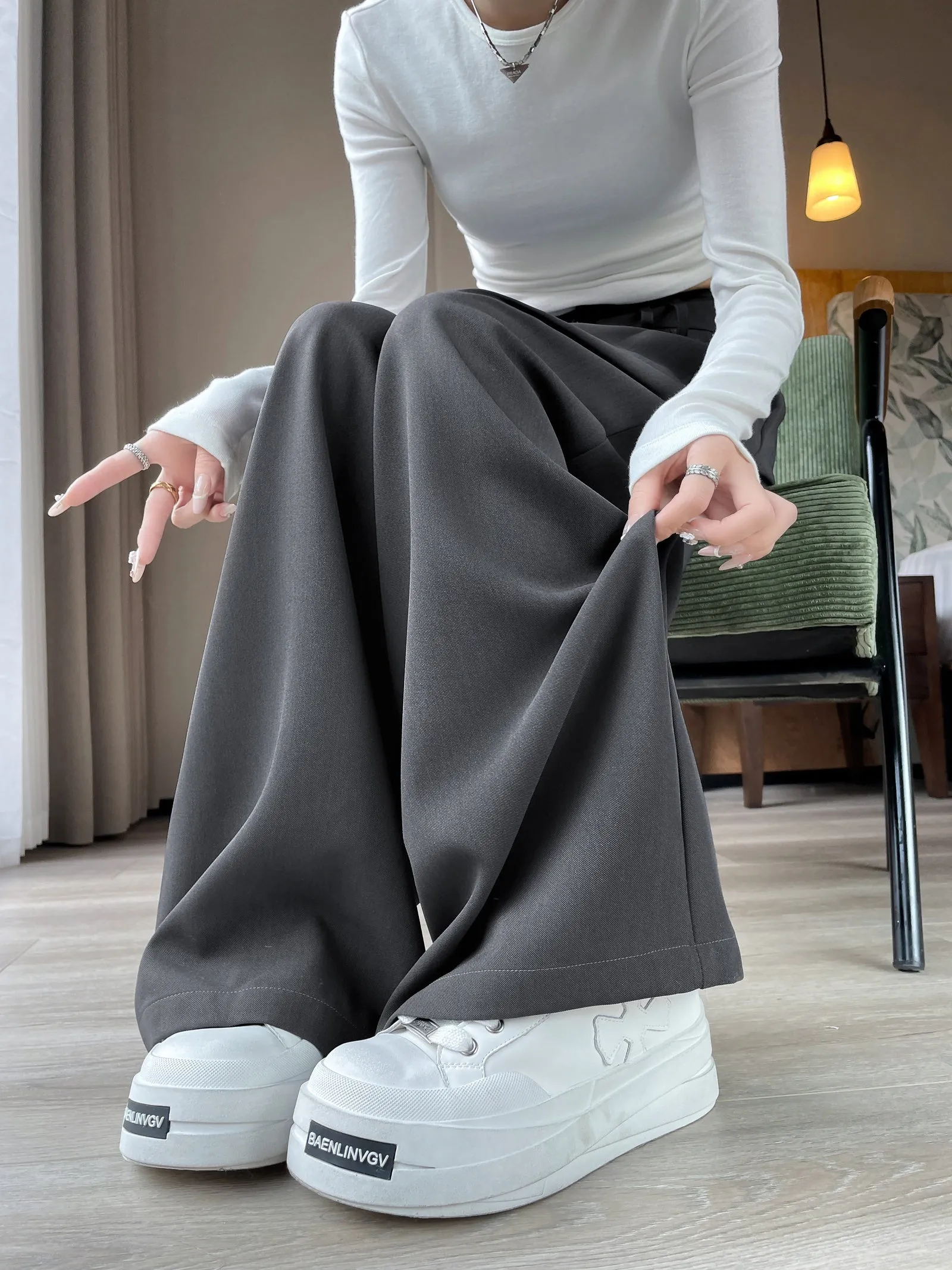 Soft and Wrinkle-Resistant Pleated Pants with a Belted-Waisted Design