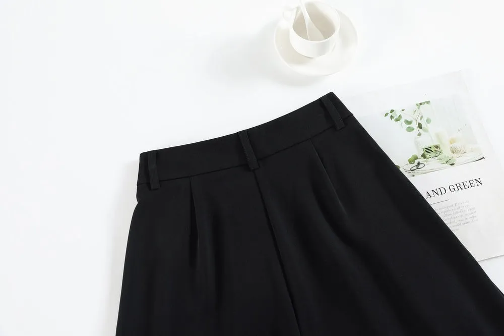 Soft and Wrinkle-Resistant Pleated Pants with a Belted-Waisted Design