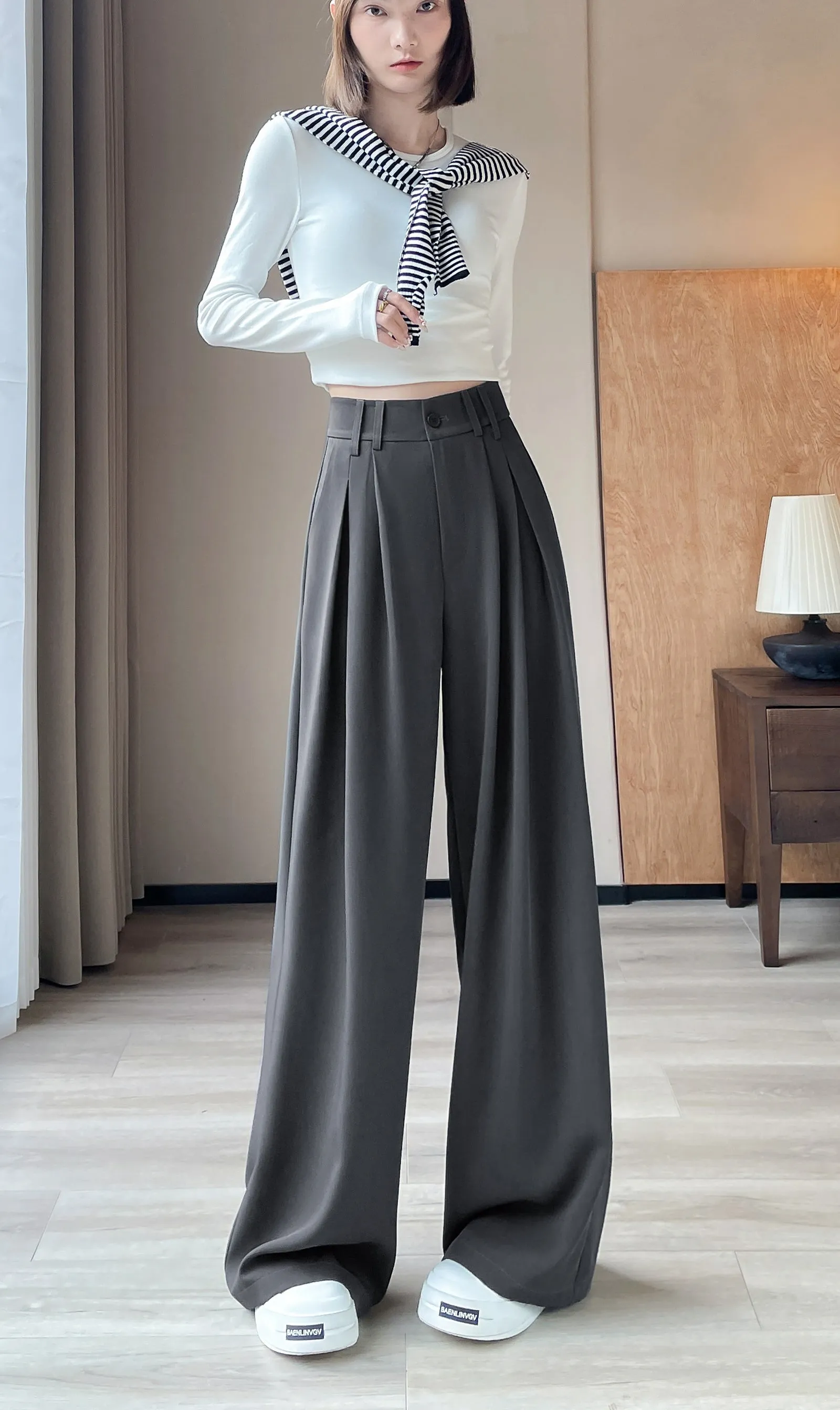 Soft and Wrinkle-Resistant Pleated Pants with a Belted-Waisted Design