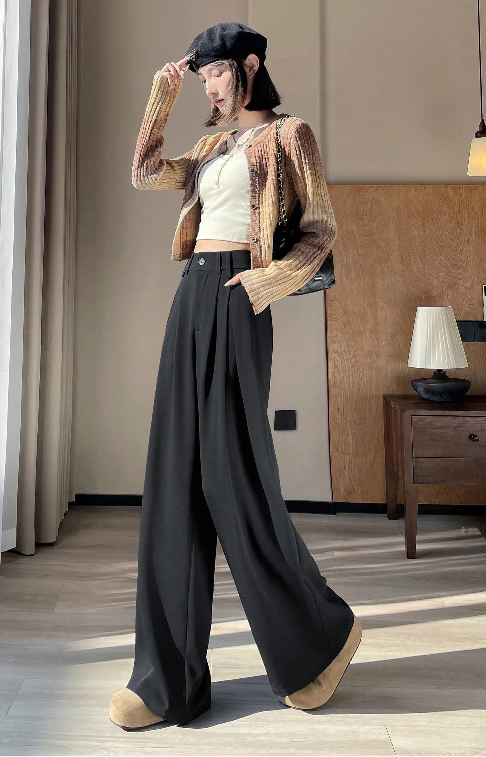 Soft and Wrinkle-Resistant Pleated Pants with a Belted-Waisted Design