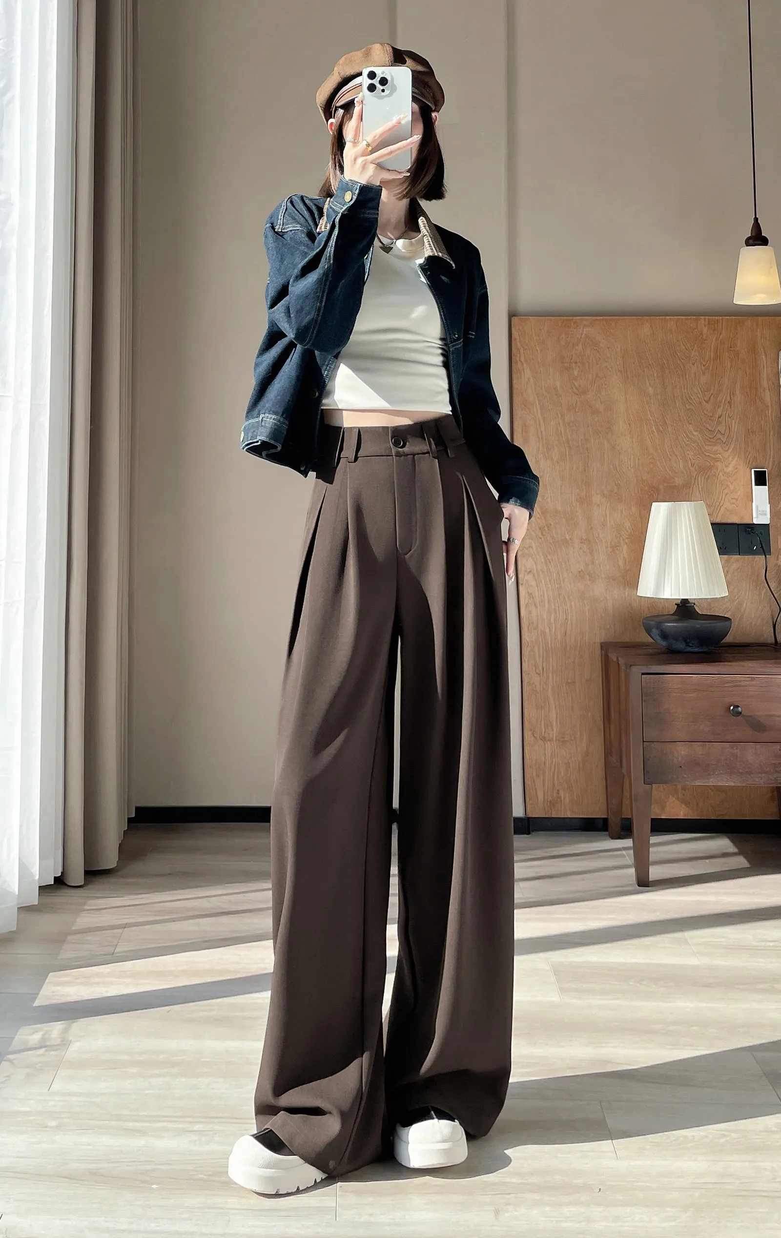 Soft and Wrinkle-Resistant Pleated Pants with a Belted-Waisted Design