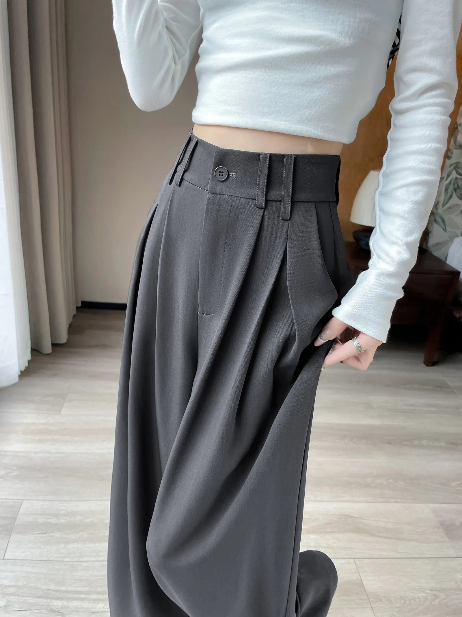 Soft and Wrinkle-Resistant Pleated Pants with a Belted-Waisted Design