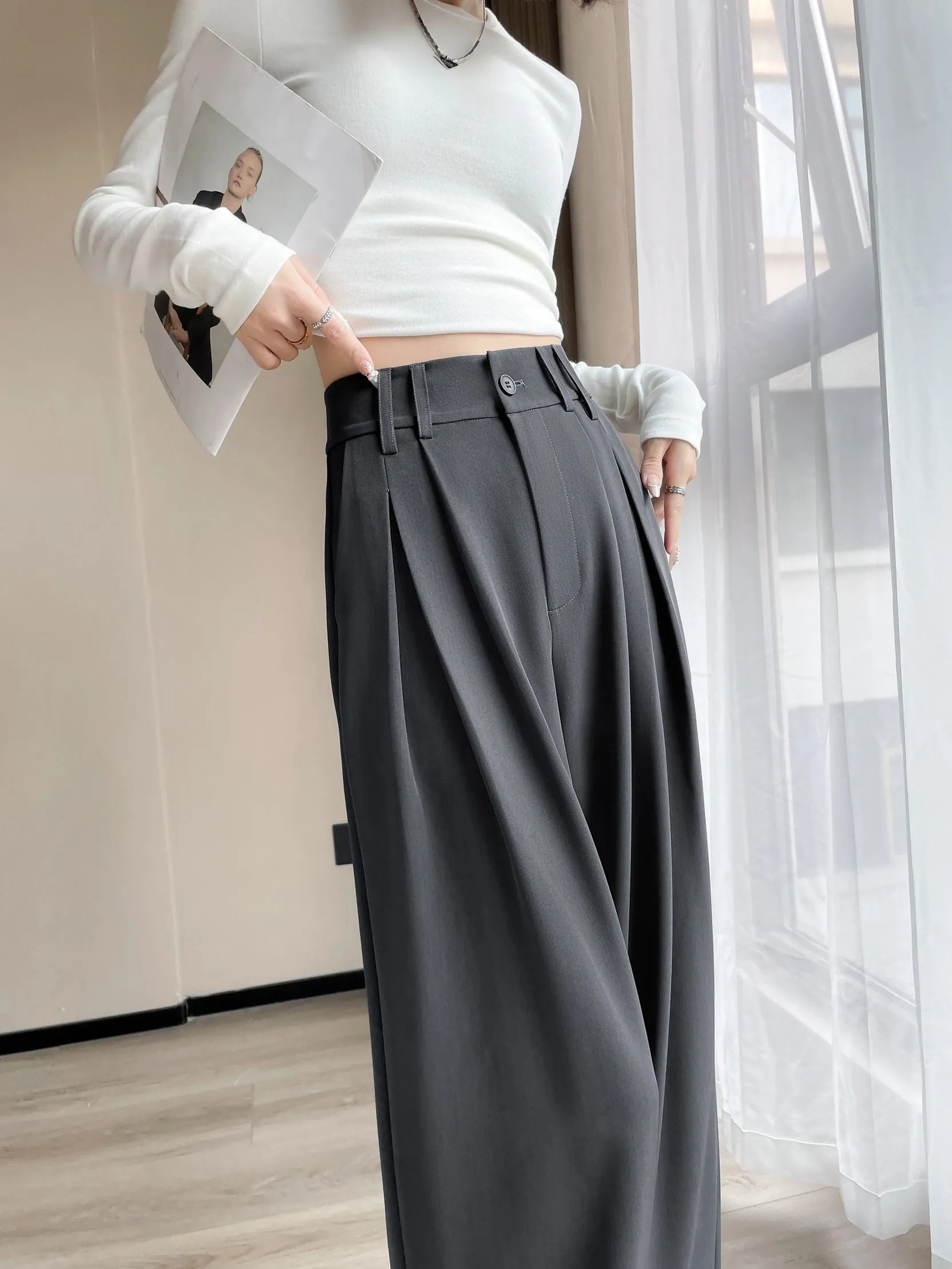 Soft and Wrinkle-Resistant Pleated Pants with a Belted-Waisted Design