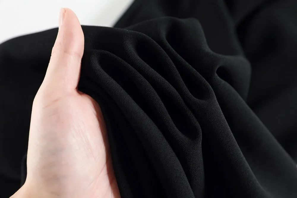 Soft and Wrinkle-Resistant Pleated Pants with a Belted-Waisted Design