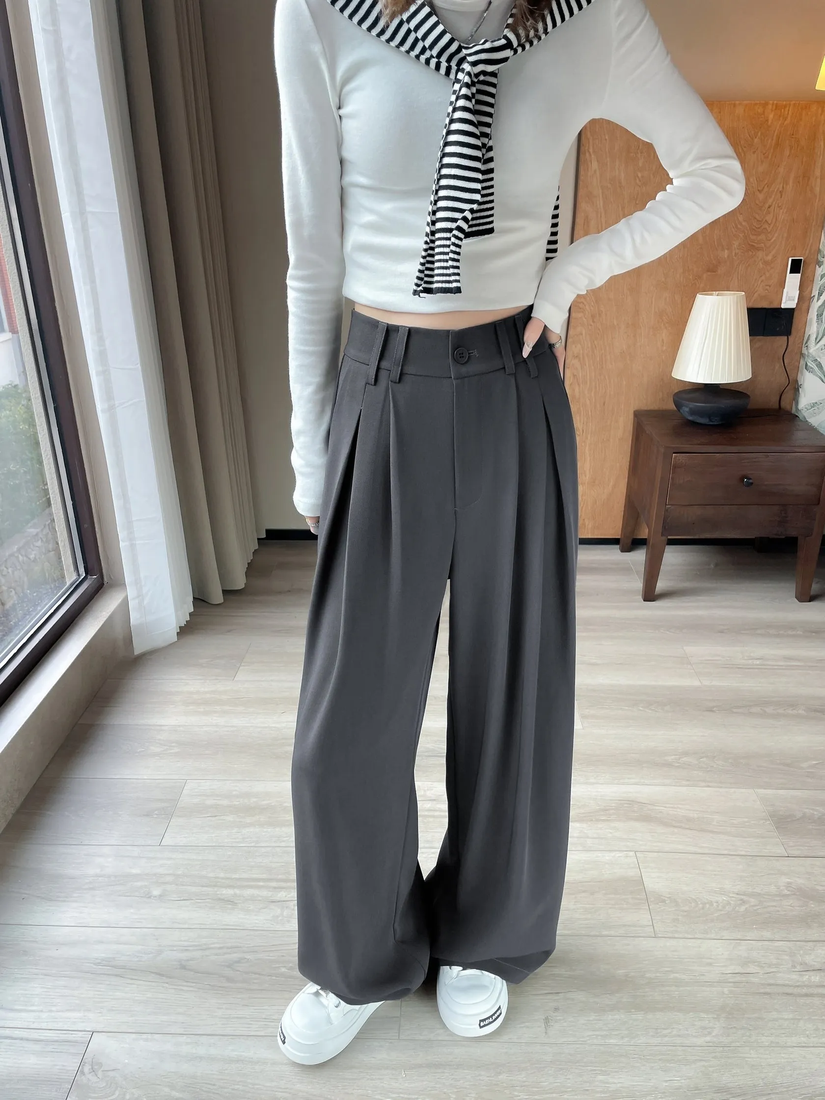 Soft and Wrinkle-Resistant Pleated Pants with a Belted-Waisted Design