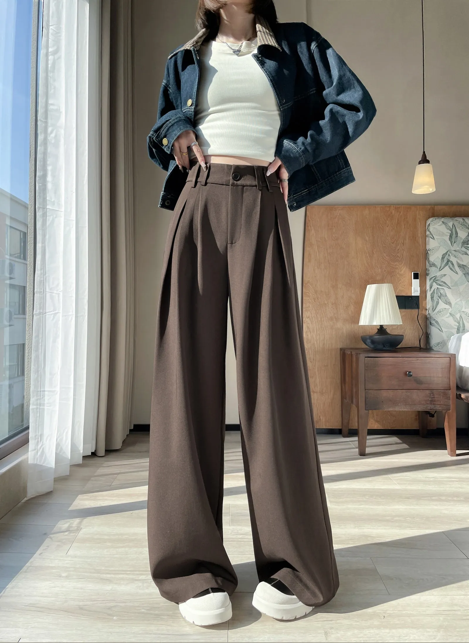 Soft and Wrinkle-Resistant Pleated Pants with a Belted-Waisted Design