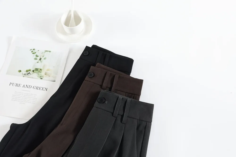 Soft and Wrinkle-Resistant Pleated Pants with a Belted-Waisted Design