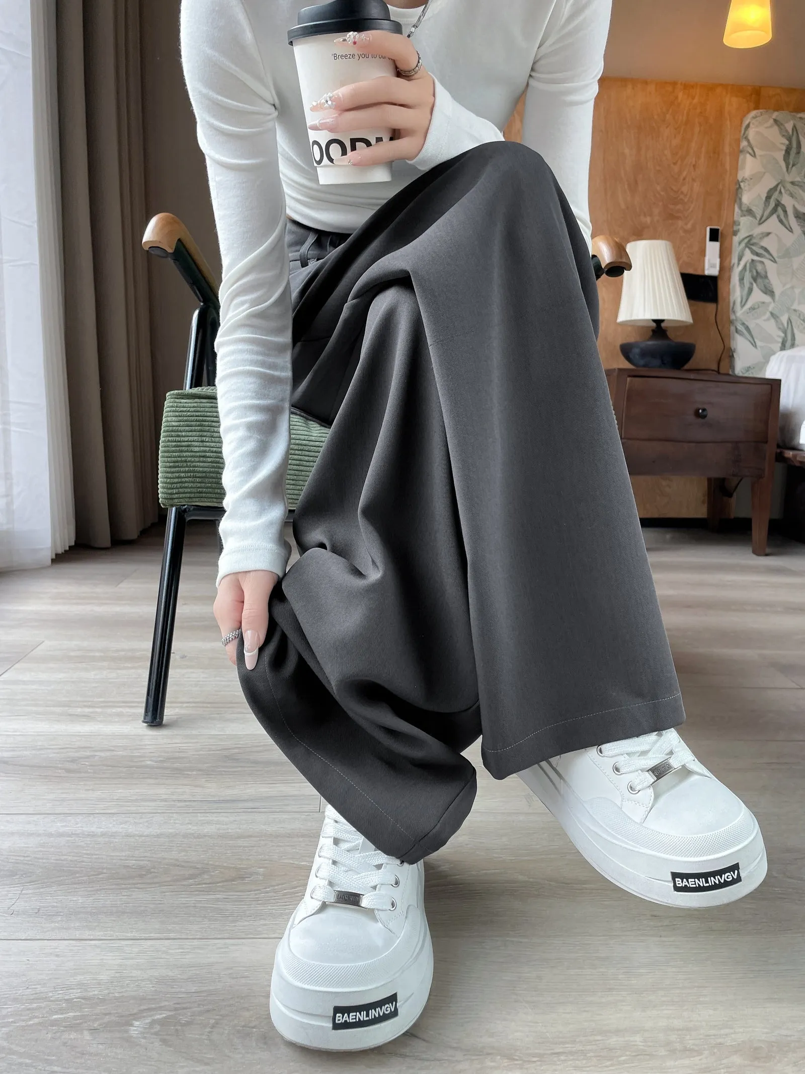 Soft and Wrinkle-Resistant Pleated Pants with a Belted-Waisted Design