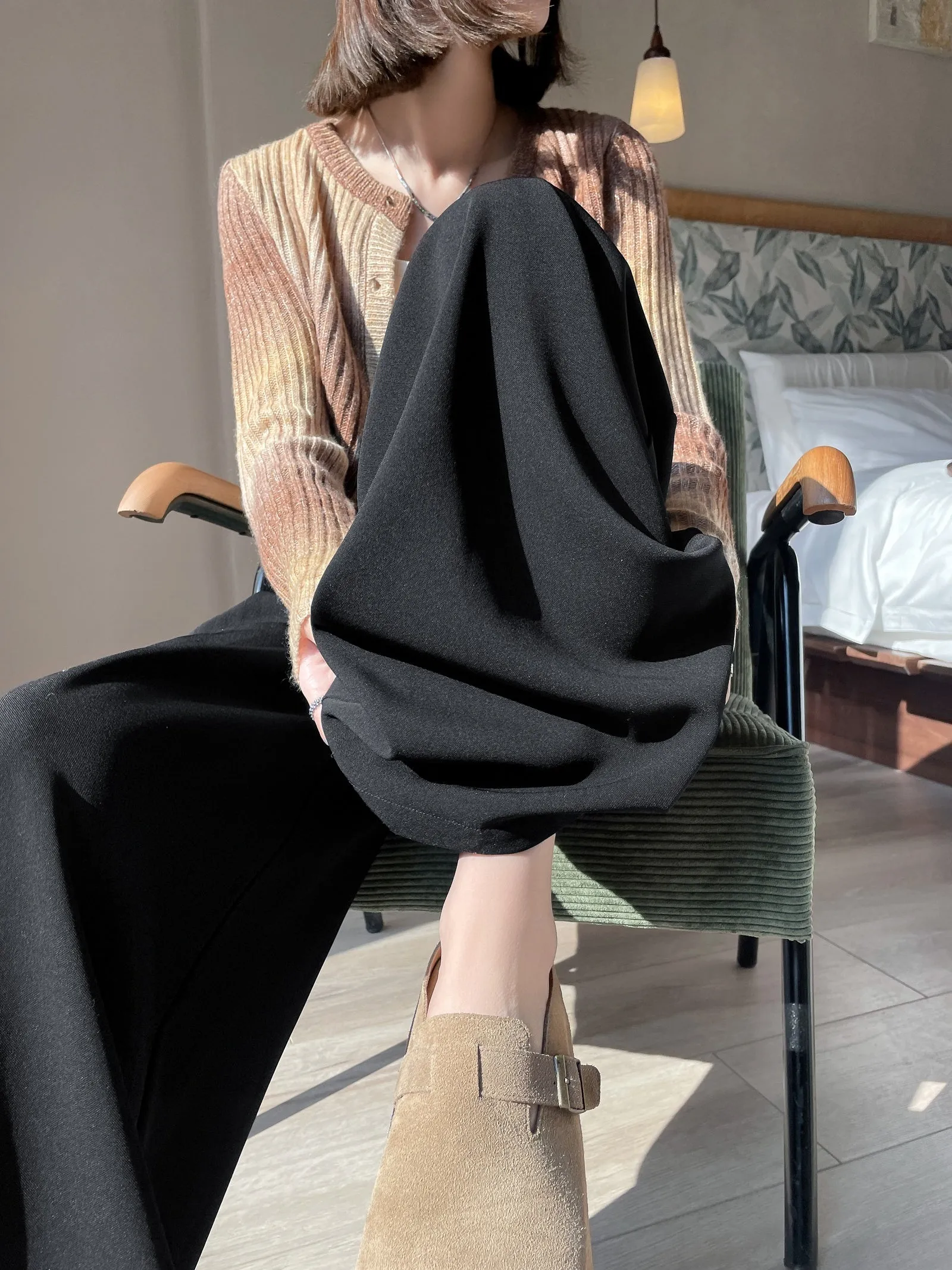 Soft and Wrinkle-Resistant Pleated Pants with a Belted-Waisted Design