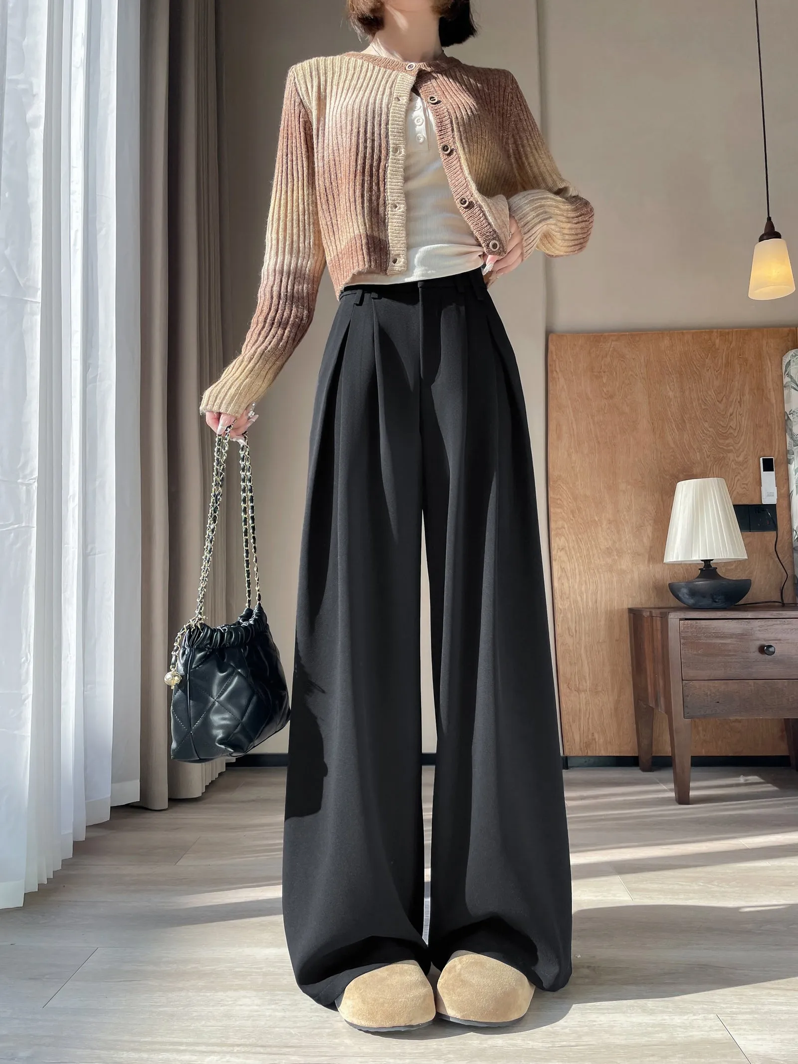 Soft and Wrinkle-Resistant Pleated Pants with a Belted-Waisted Design