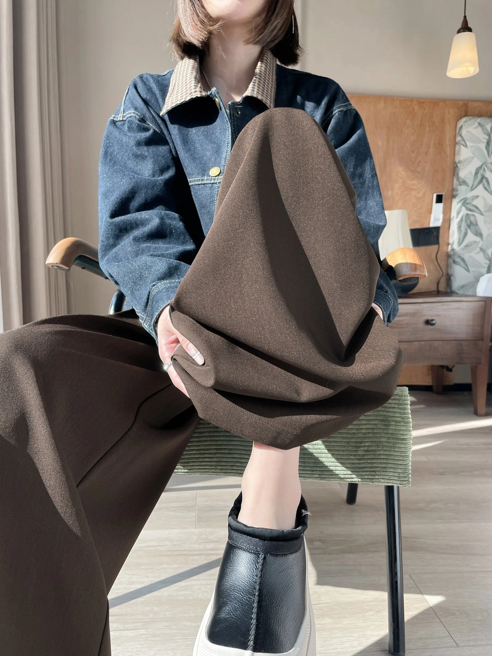Soft and Wrinkle-Resistant Pleated Pants with a Belted-Waisted Design