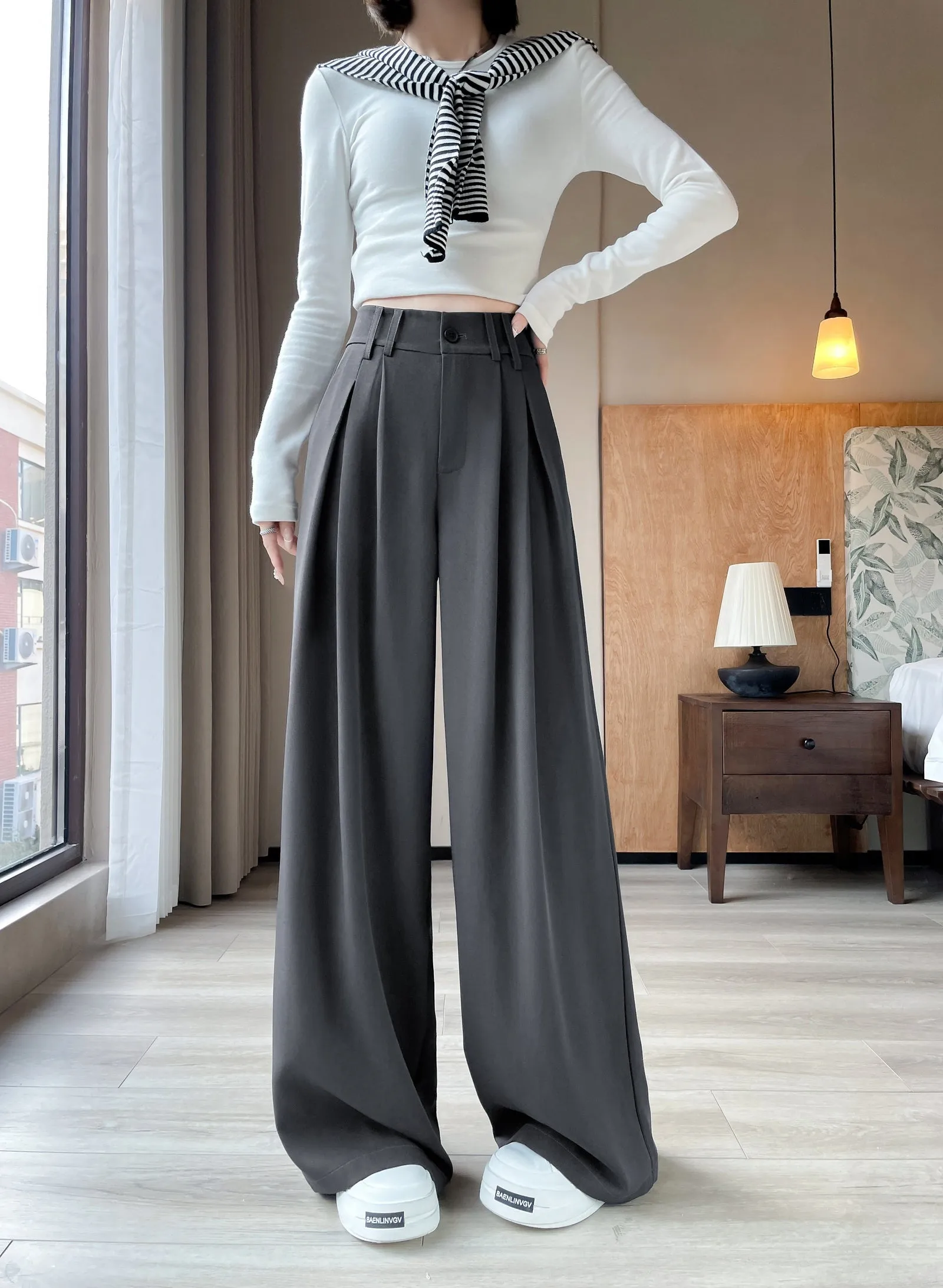 Soft and Wrinkle-Resistant Pleated Pants with a Belted-Waisted Design