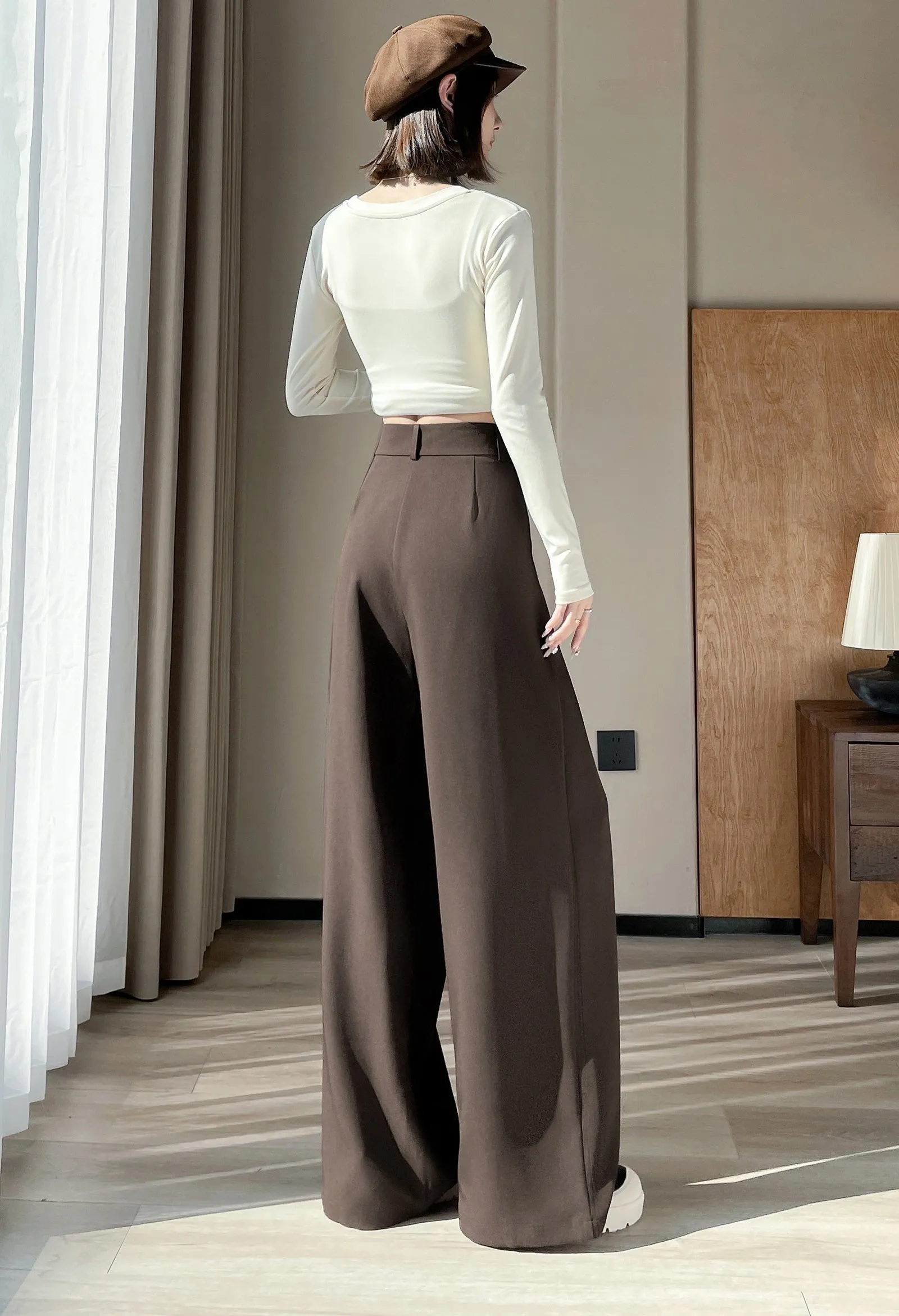 Soft and Wrinkle-Resistant Pleated Pants with a Belted-Waisted Design