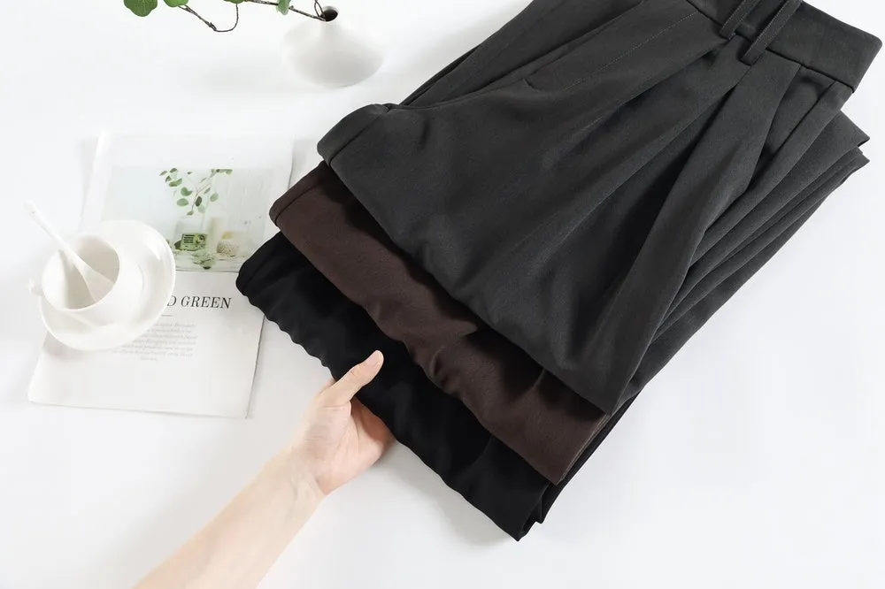 Soft and Wrinkle-Resistant Pleated Pants with a Belted-Waisted Design