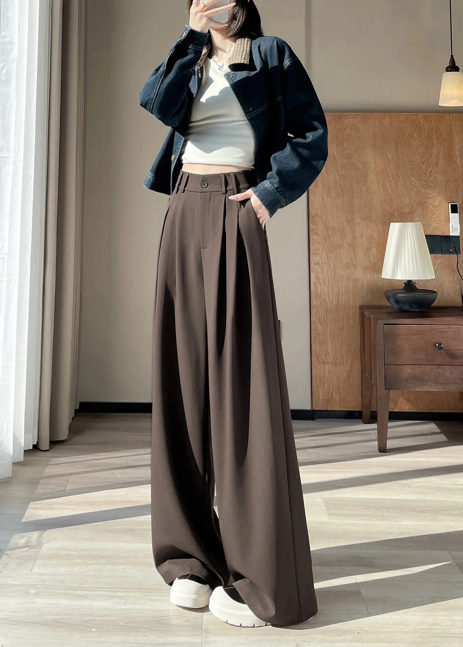 Soft and Wrinkle-Resistant Pleated Pants with a Belted-Waisted Design