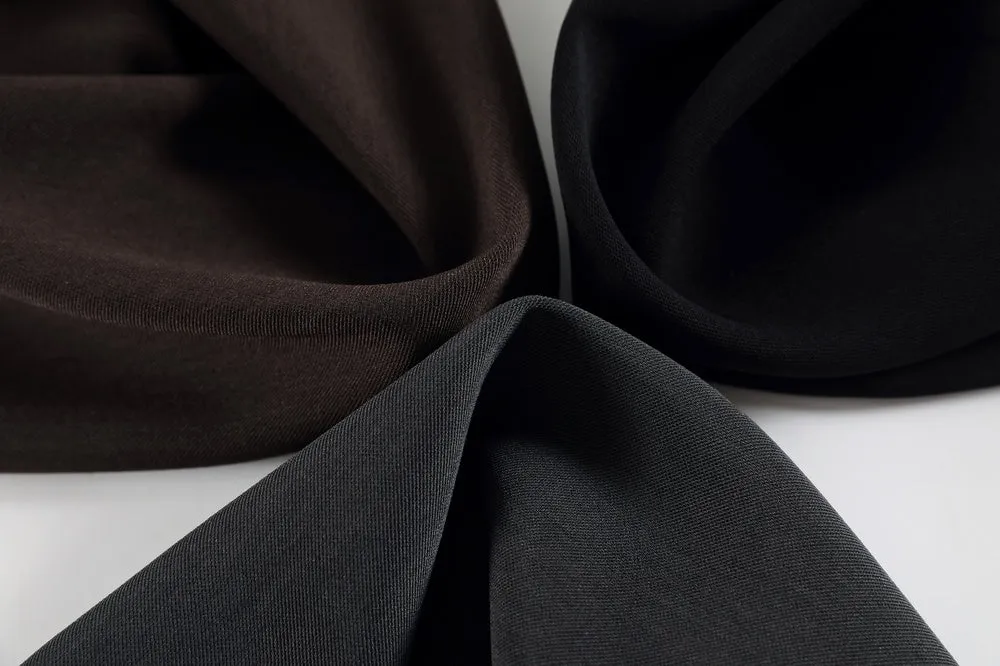 Soft and Wrinkle-Resistant Pleated Pants with a Belted-Waisted Design