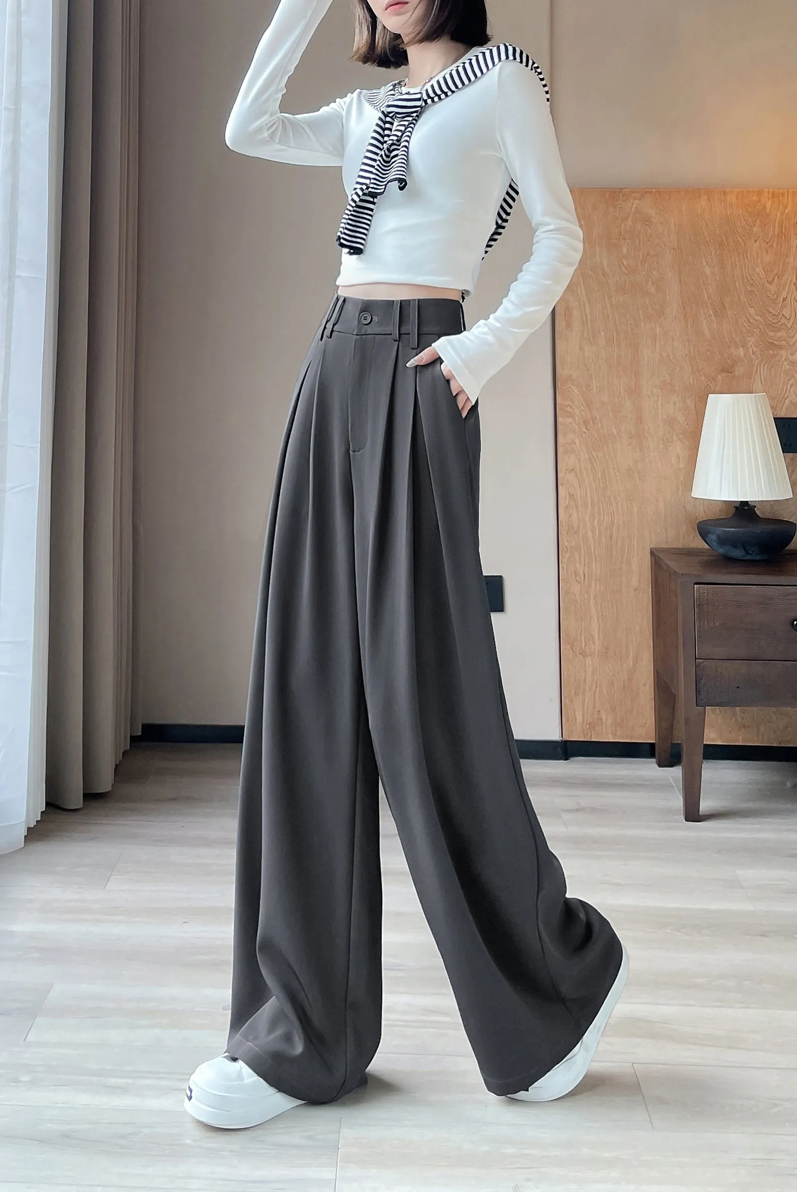 Soft and Wrinkle-Resistant Pleated Pants with a Belted-Waisted Design