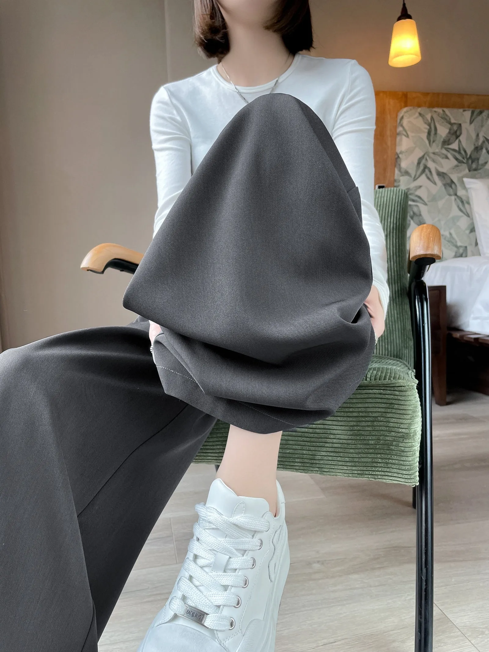 Soft and Wrinkle-Resistant Pleated Pants with a Belted-Waisted Design