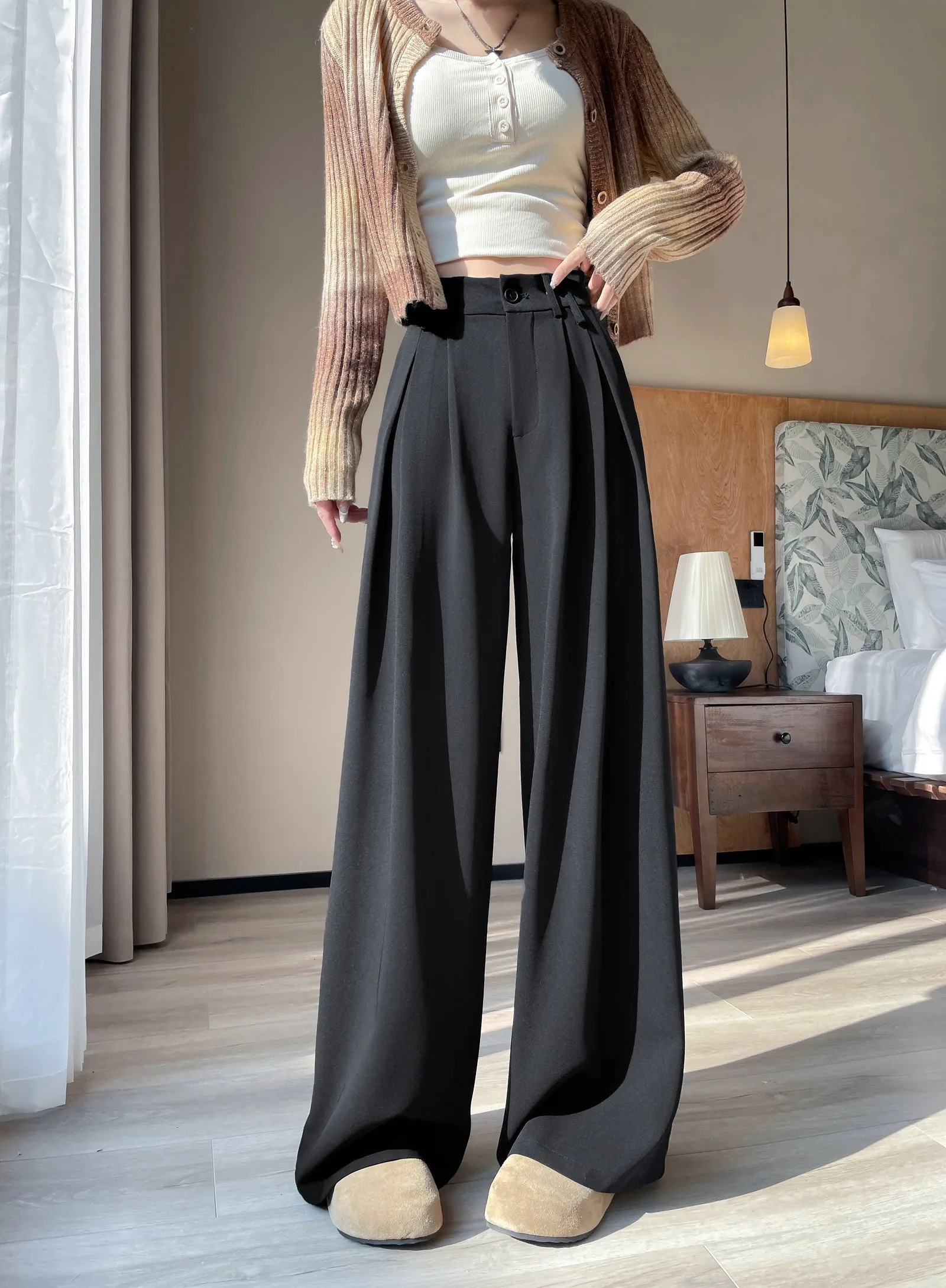 Soft and Wrinkle-Resistant Pleated Pants with a Belted-Waisted Design
