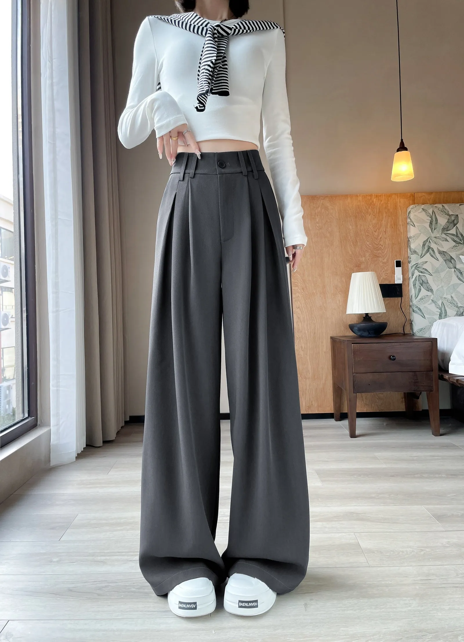 Soft and Wrinkle-Resistant Pleated Pants with a Belted-Waisted Design