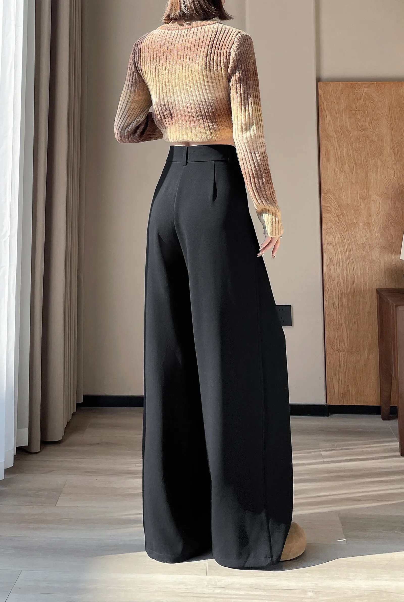 Soft and Wrinkle-Resistant Pleated Pants with a Belted-Waisted Design