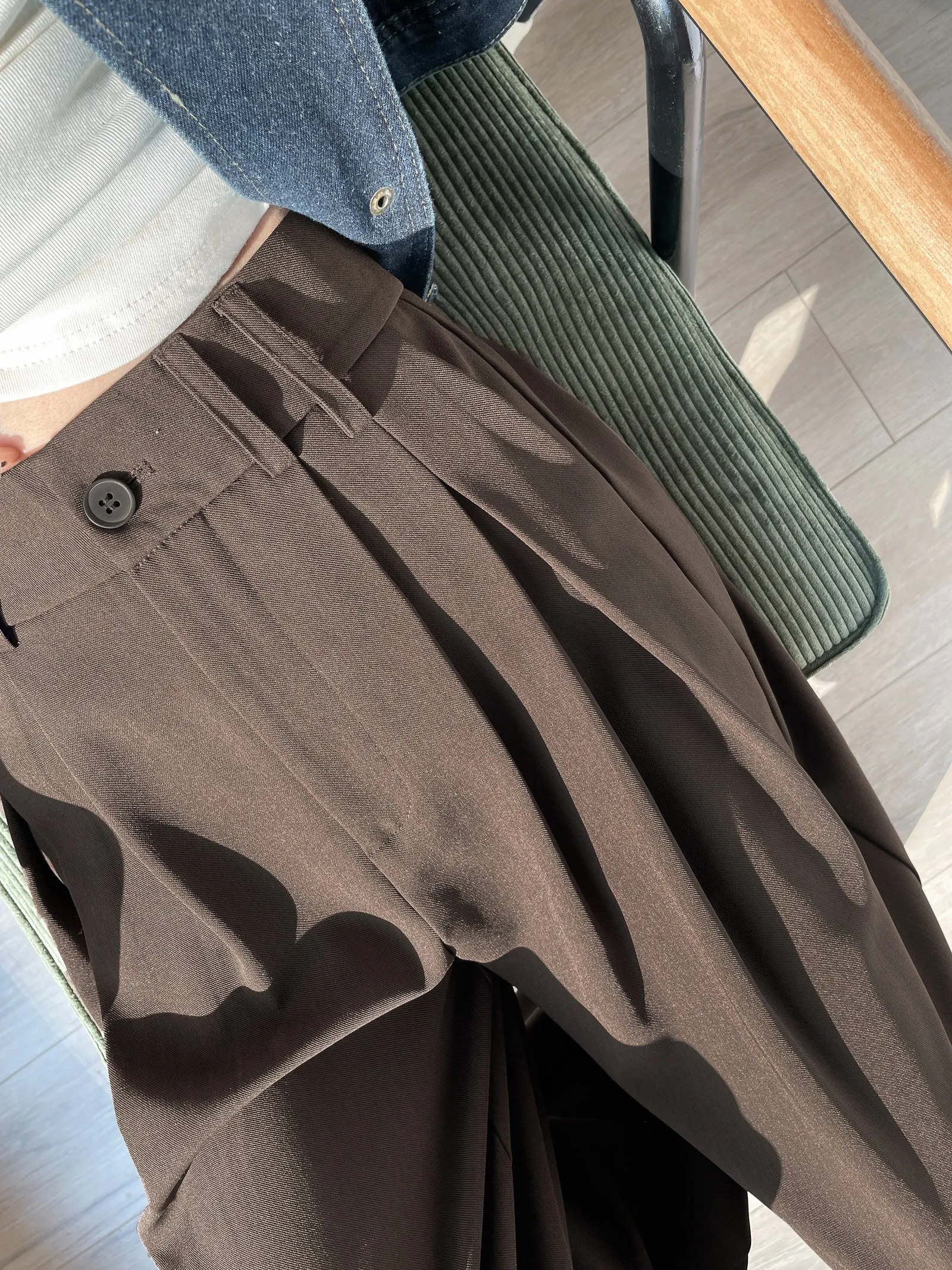 Soft and Wrinkle-Resistant Pleated Pants with a Belted-Waisted Design