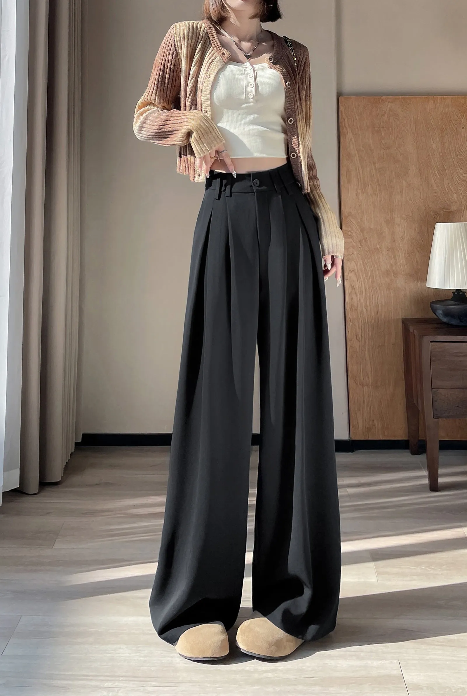 Soft and Wrinkle-Resistant Pleated Pants with a Belted-Waisted Design