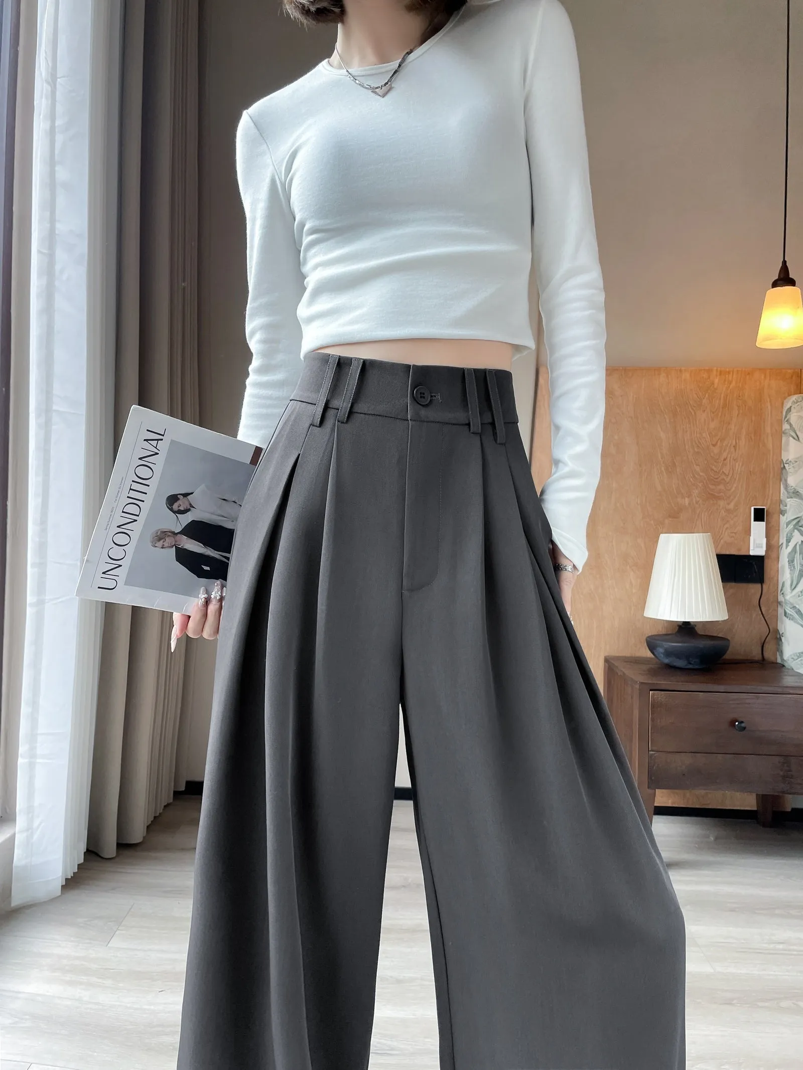 Soft and Wrinkle-Resistant Pleated Pants with a Belted-Waisted Design