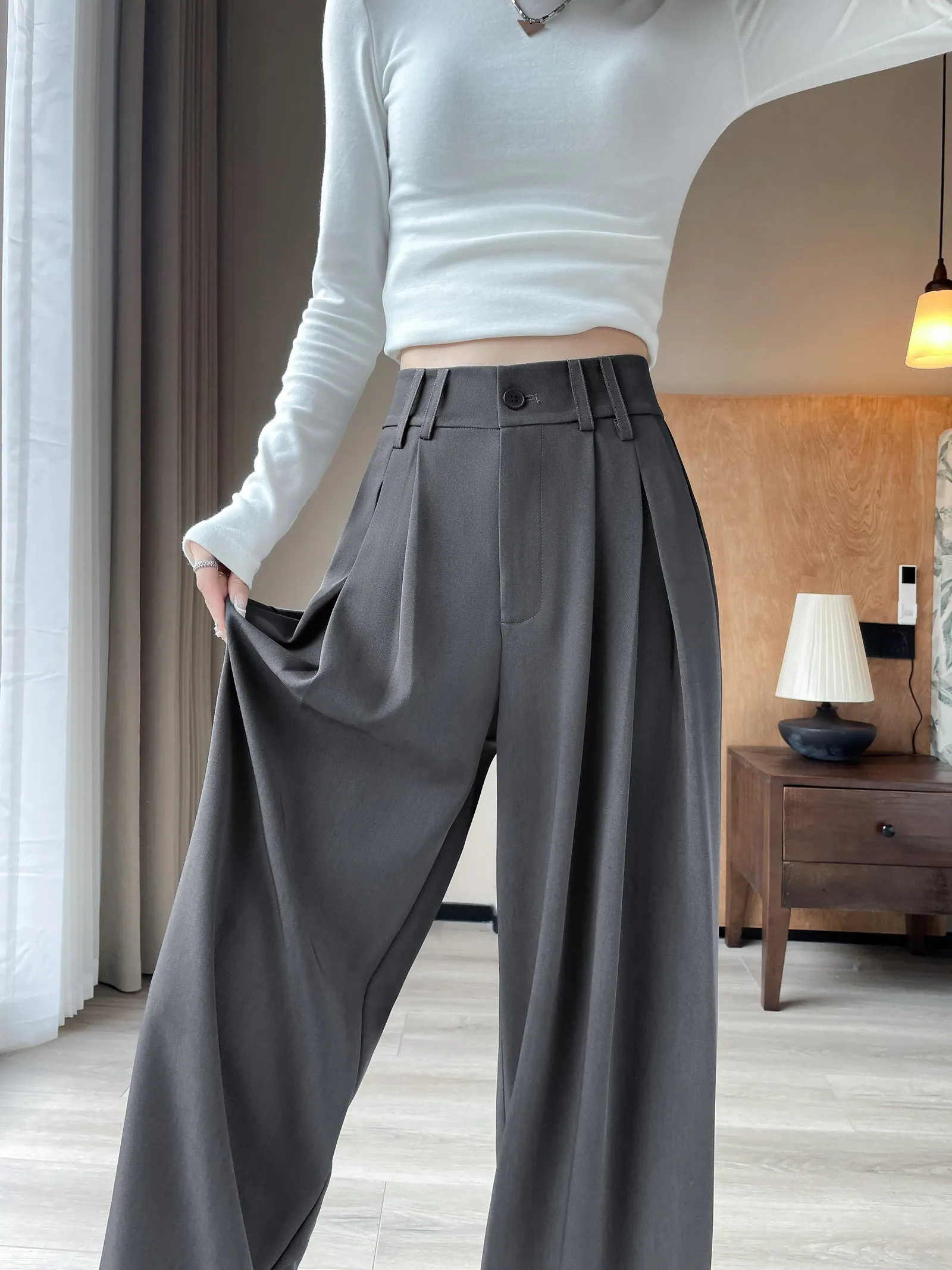 Soft and Wrinkle-Resistant Pleated Pants with a Belted-Waisted Design