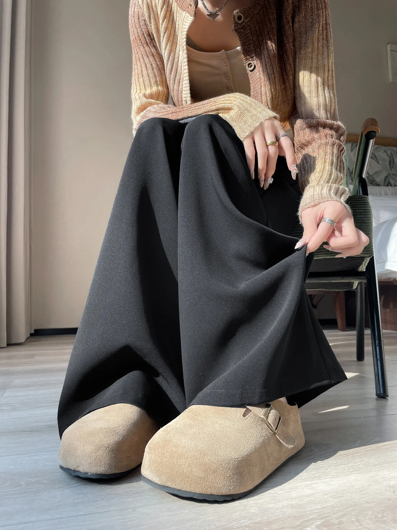 Soft and Wrinkle-Resistant Pleated Pants with a Belted-Waisted Design