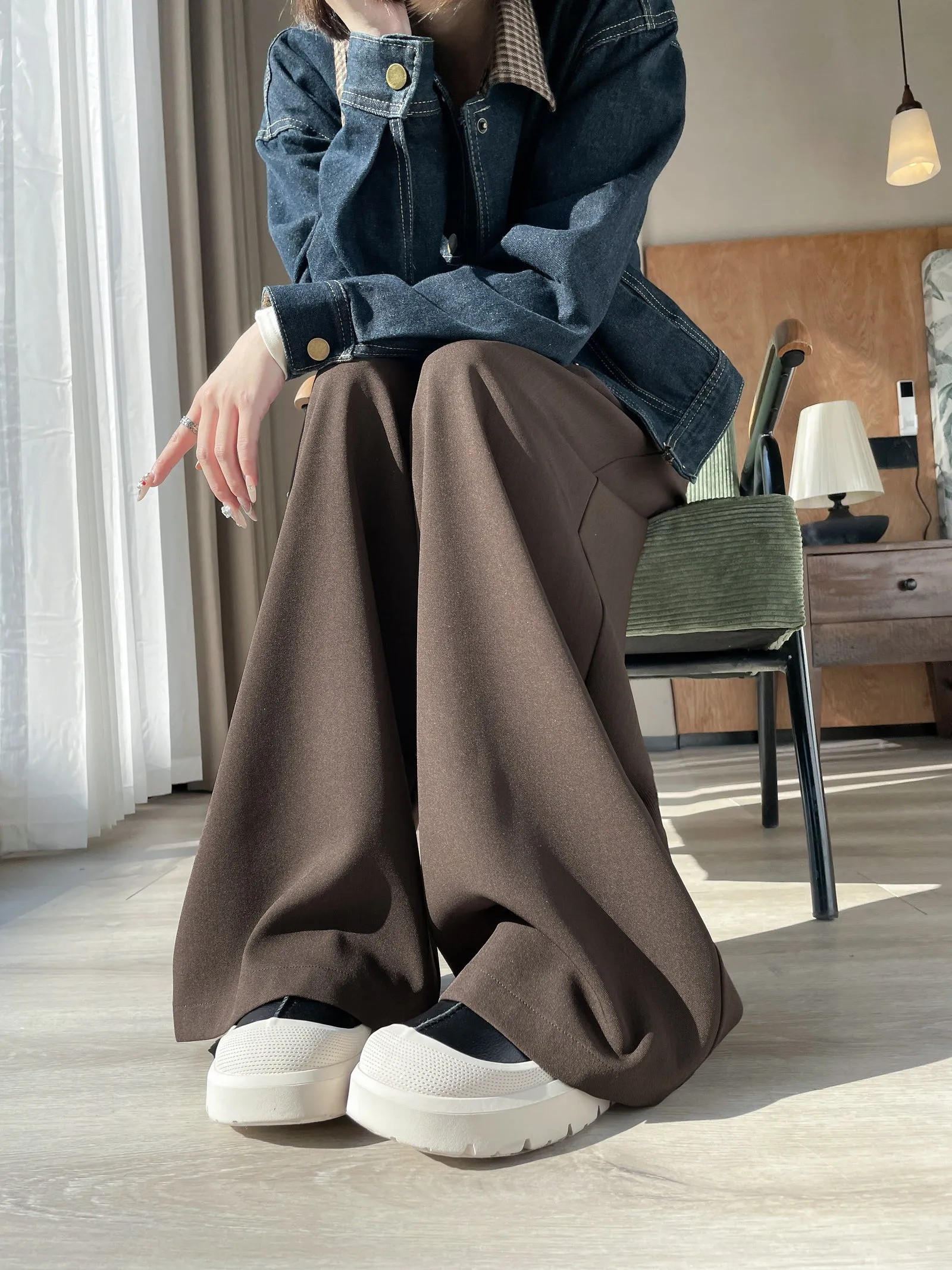 Soft and Wrinkle-Resistant Pleated Pants with a Belted-Waisted Design