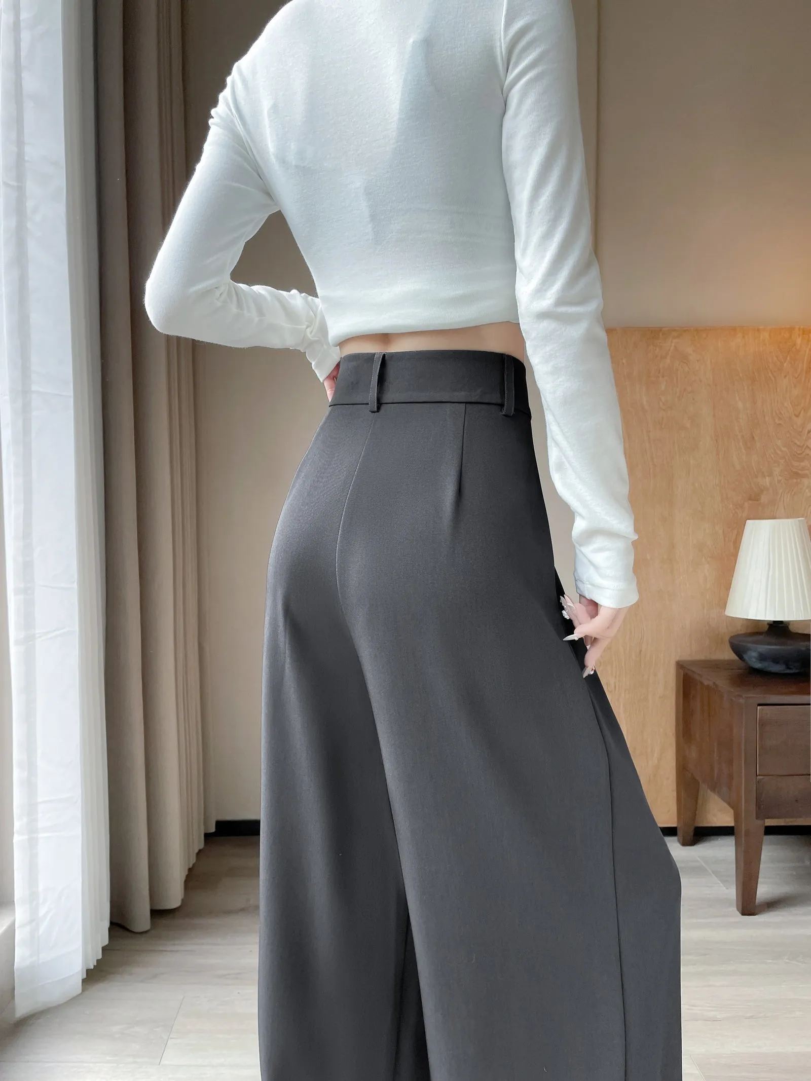 Soft and Wrinkle-Resistant Pleated Pants with a Belted-Waisted Design