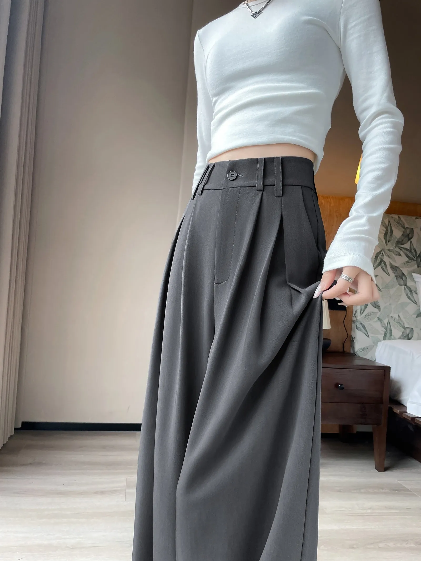 Soft and Wrinkle-Resistant Pleated Pants with a Belted-Waisted Design