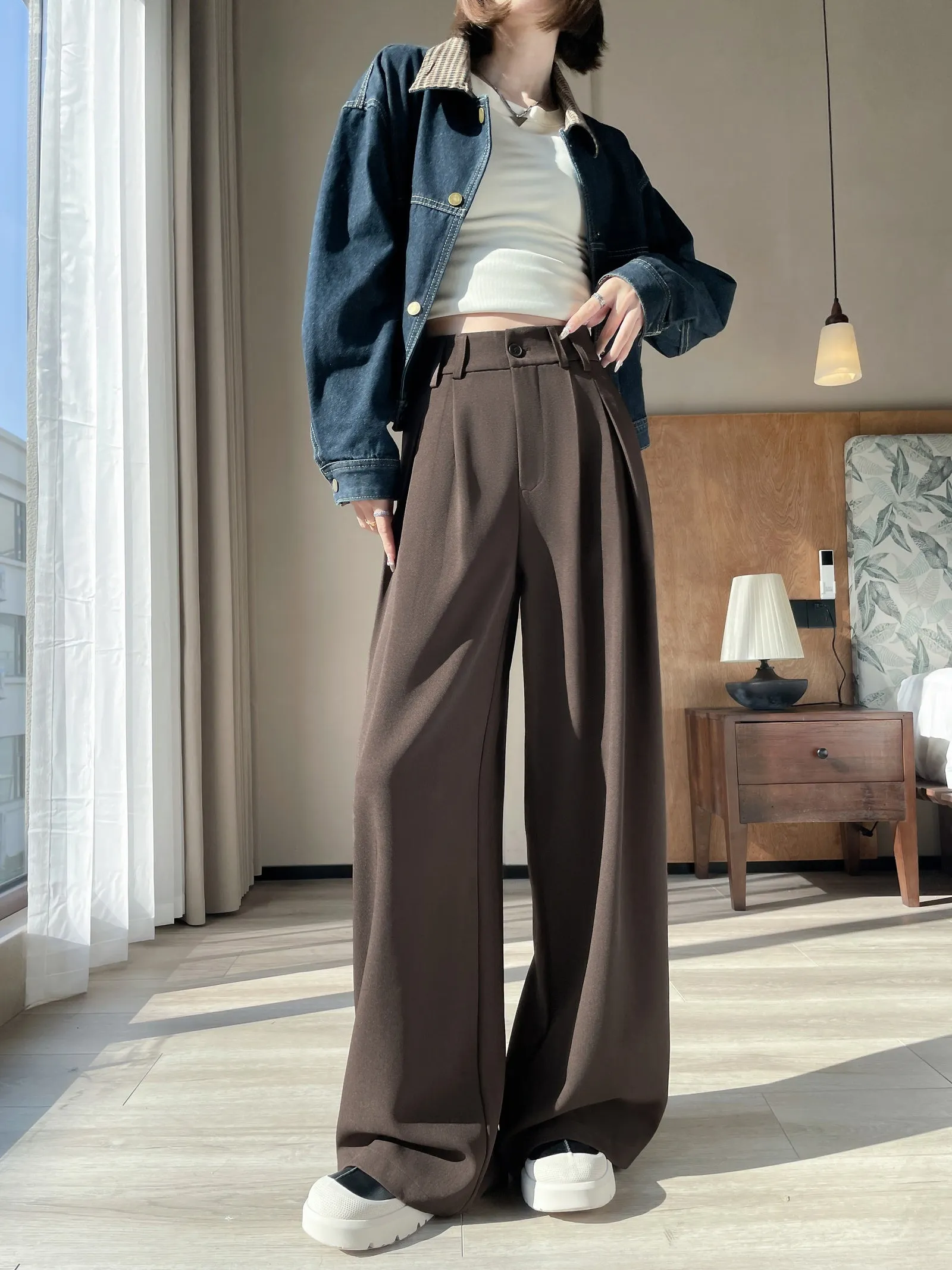 Soft and Wrinkle-Resistant Pleated Pants with a Belted-Waisted Design
