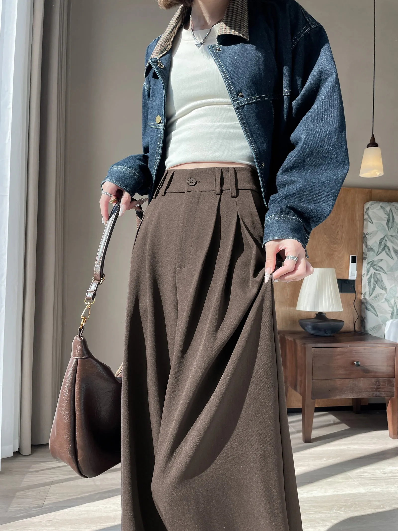 Soft and Wrinkle-Resistant Pleated Pants with a Belted-Waisted Design