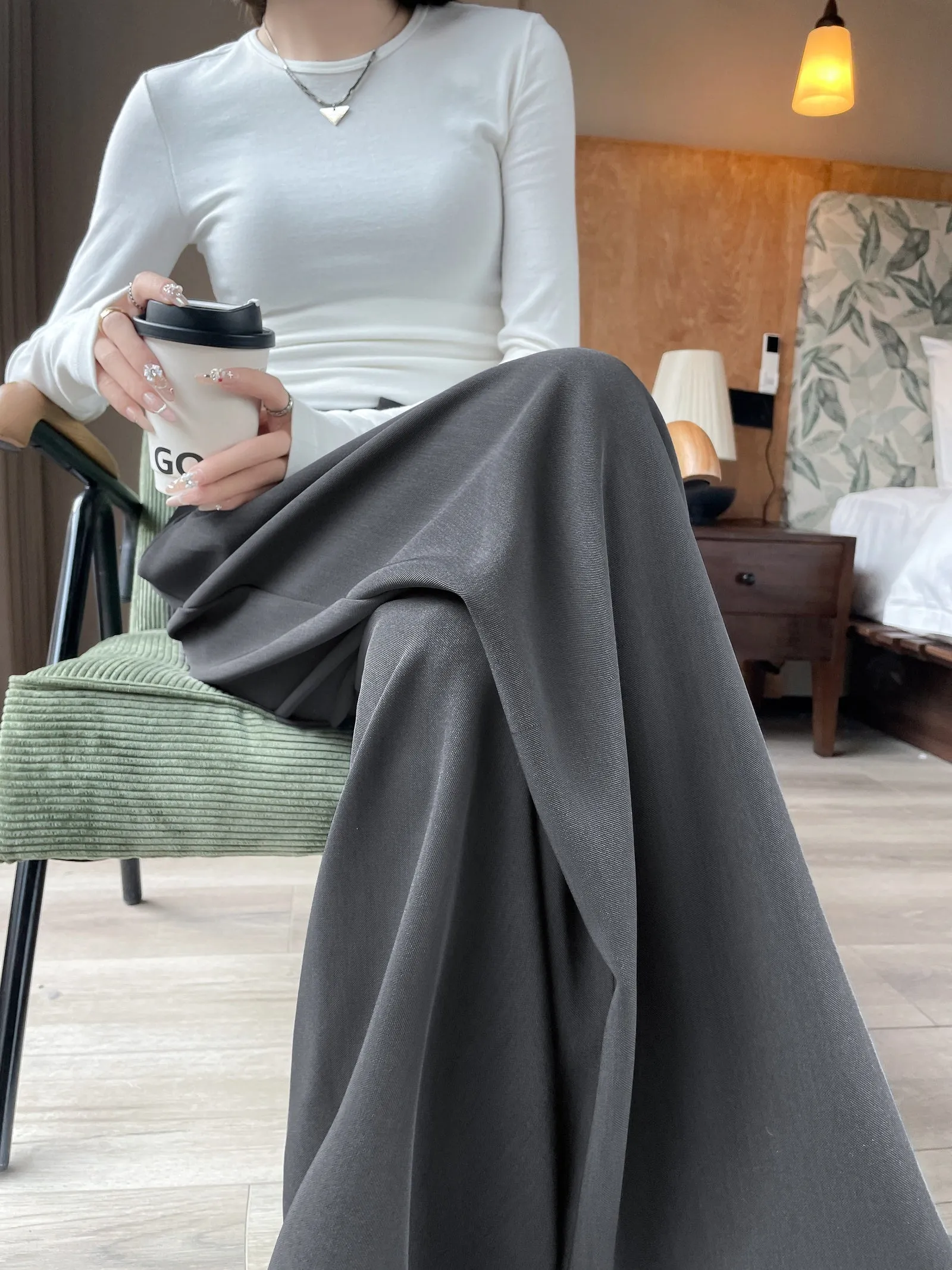 Soft and Wrinkle-Resistant Pleated Pants with a Belted-Waisted Design