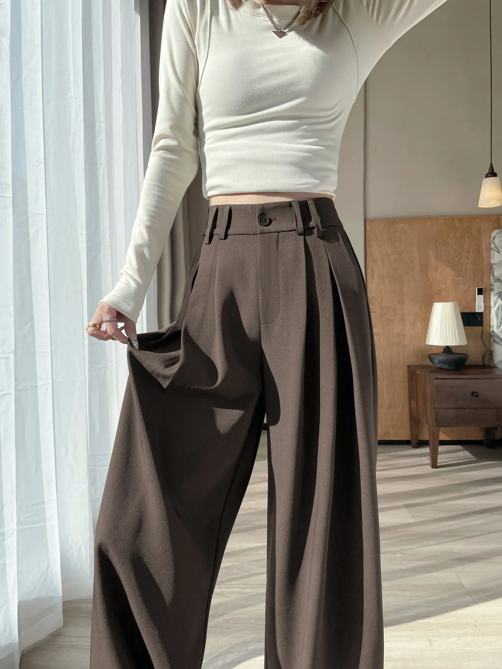 Soft and Wrinkle-Resistant Pleated Pants with a Belted-Waisted Design